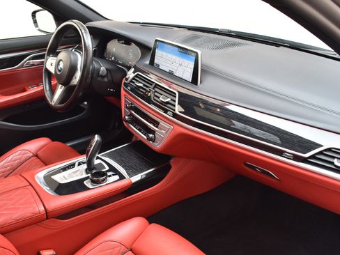 Used 2021 BMW 750i xDrive w/ Executive Package image 29