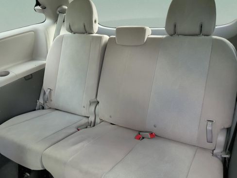 Used 2020 Toyota Sienna L FWD image 19