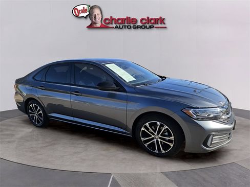 Used 2024 Volkswagen Jetta Sport image 9