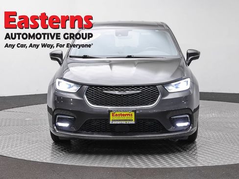 Used 2022 Chrysler Pacifica Touring-L w/ Uconnect Theater Family Group FWD image 2