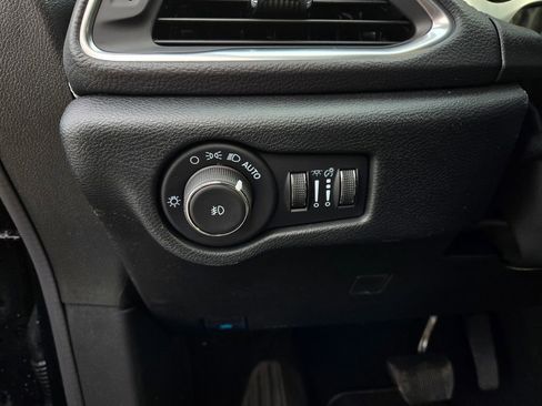 New 2026 Chrysler Pacifica Limited w/ Uconnect Theater Family Group image 12