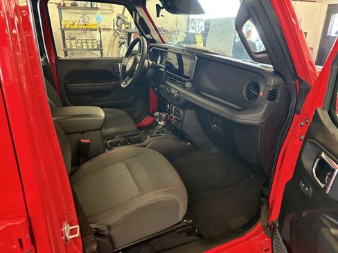 Used 2025 Jeep Wrangler Unlimited Rubicon w/ Convenience Group AWD/4WD image 16