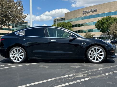 Used 2018 Tesla Model 3 Mid Range RWD image 3