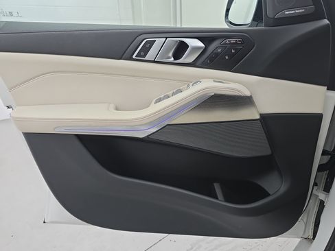 Used 2025 BMW X7 M60i w/ Executive Package image 28