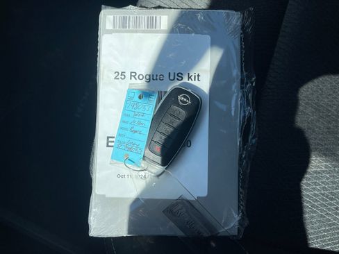 Used 2025 Nissan Rogue SV image 10