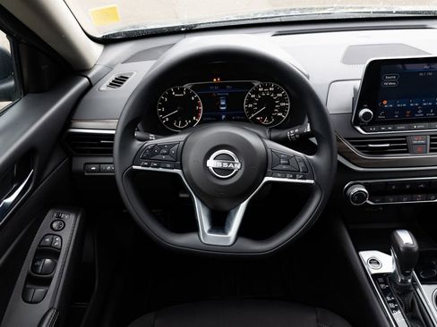 Used 2024 Nissan Altima 2.5 SV FWD image 11