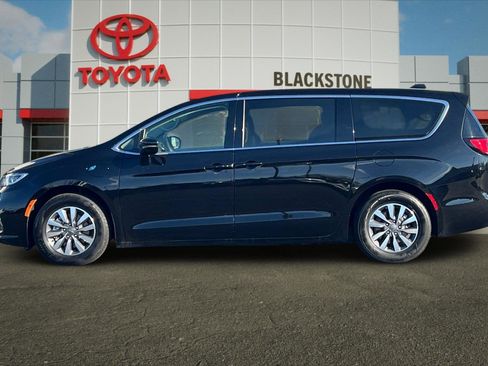 Used 2024 Chrysler Pacifica Select image 6