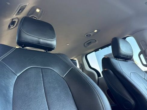Used 2022 Chrysler Pacifica Touring-L FWD image 21