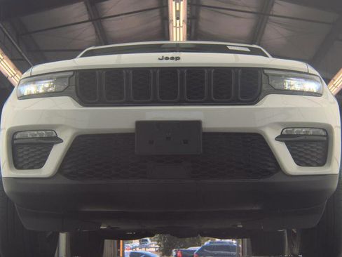 Used 2023 Jeep Grand Cherokee Limited w/ Black Appearance Package AWD/4WD image 3