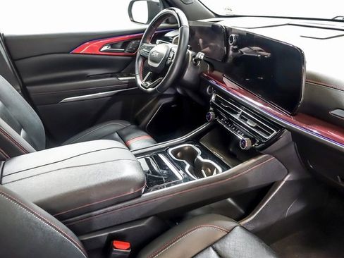 Certified 2024 Chevrolet Traverse RS image 37