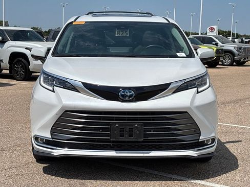 Certified 2023 Toyota Sienna Limited FWD image 3