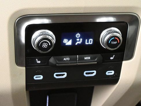 Used 2021 GMC Yukon Denali w/ Denali Premium Package RWD image 18