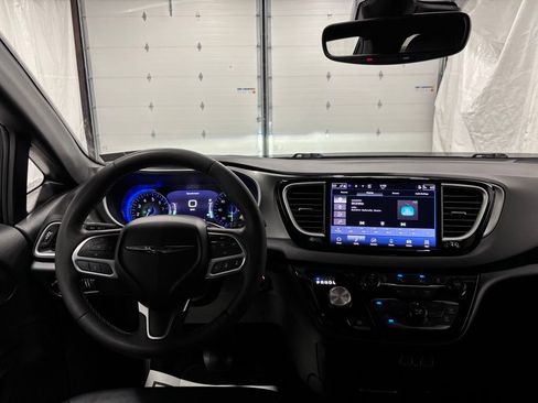 Used 2025 Chrysler Pacifica Select FWD image 15