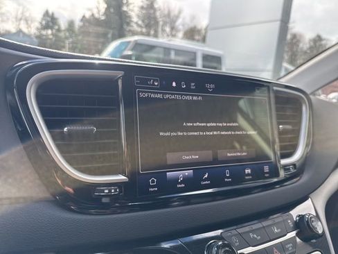 Used 2023 Chrysler Pacifica Touring-L image 26