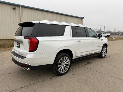 Used 2023 GMC Yukon XL Denali AWD/4WD image 3