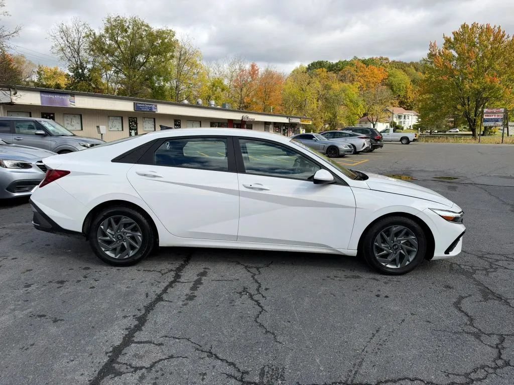 Used 2024 Hyundai Elantra SEL FWD image 9
