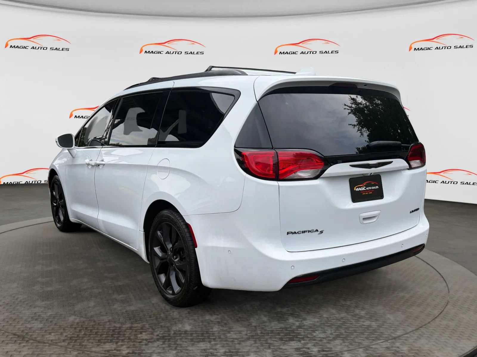 Used 2019 Chrysler Pacifica Limited w/ Advanced Safetytec Group FWD image 8