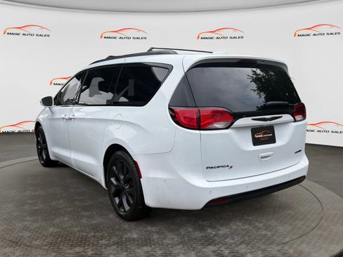 Used 2019 Chrysler Pacifica Limited w/ Advanced Safetytec Group FWD image 8