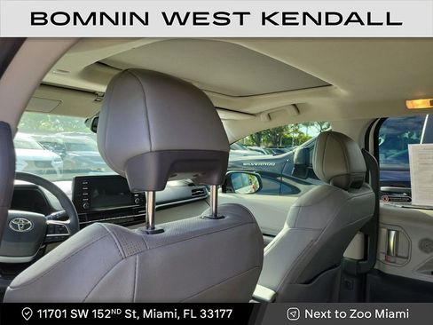 Used 2024 Toyota Sienna Limited image 10