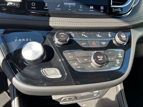 New 2026 Chrysler Pacifica Pinnacle image 19