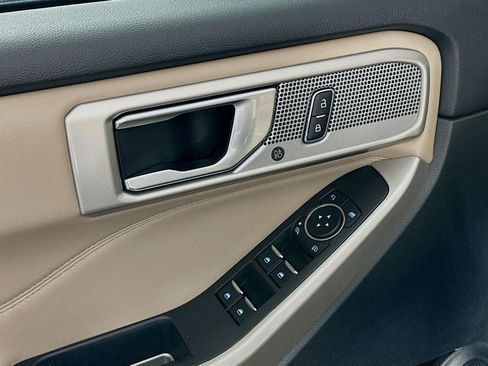 Used 2024 Ford Explorer Limited image 15