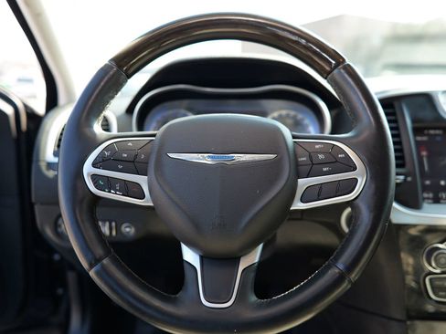 Used 2018 Chrysler 300 Limited image 21