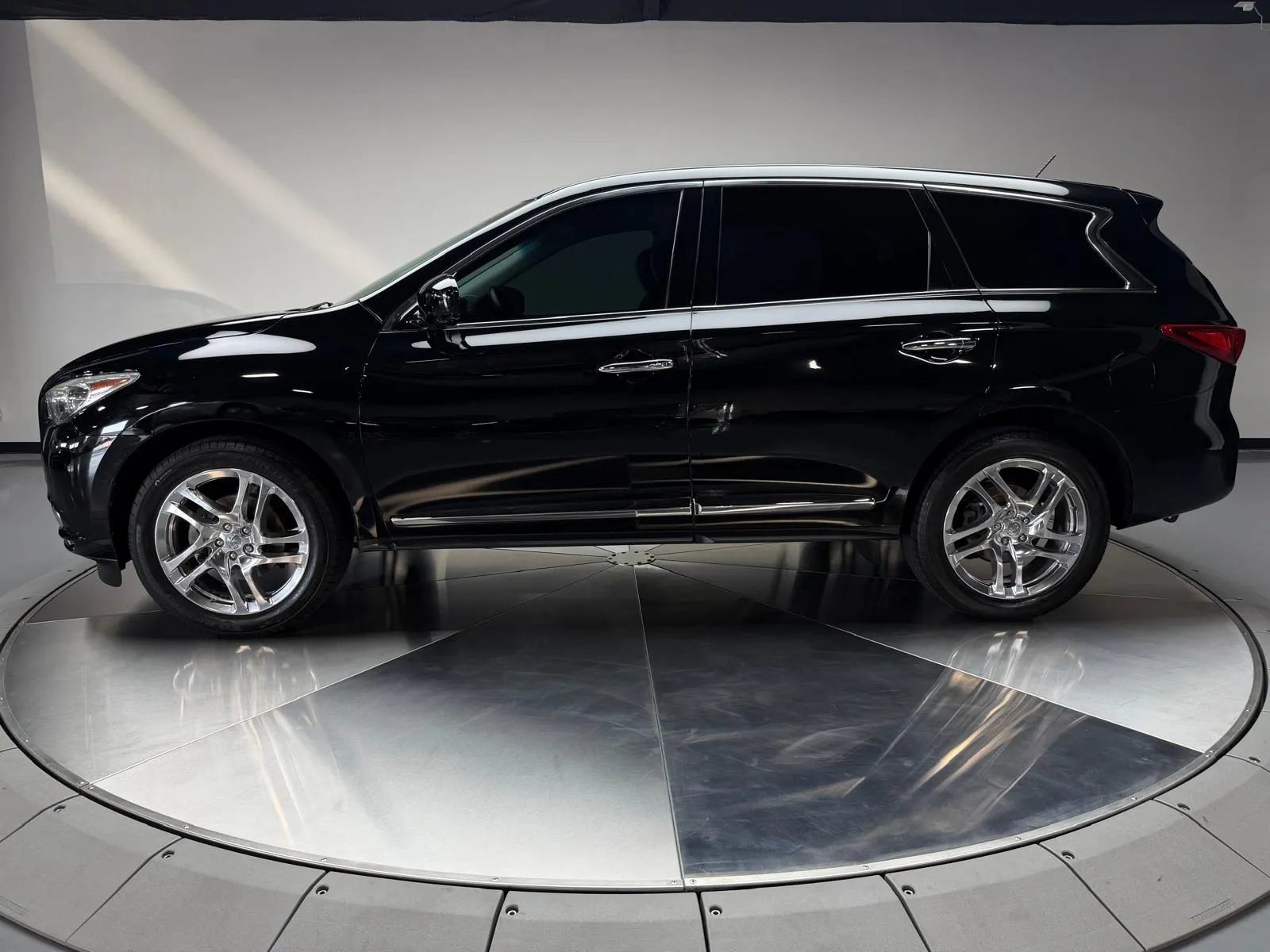 Used 2013 INFINITI JX35 FWD w/ Premium Pkg image 4