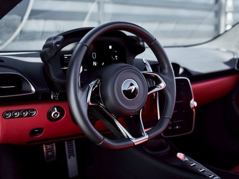 Used 2025 McLaren Artura Spider image 37