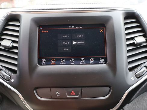 Used 2020 Jeep Cherokee Latitude Plus w/ Cold Weather Group AWD/4WD image 21