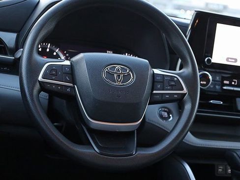 Used 2023 Toyota Highlander L image 21