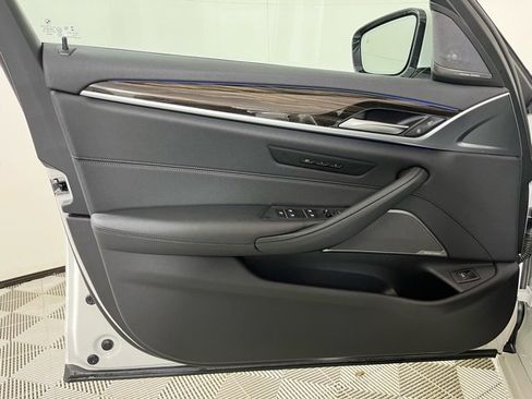 Used 2022 BMW 530i xDrive w/ Premium Package image 10