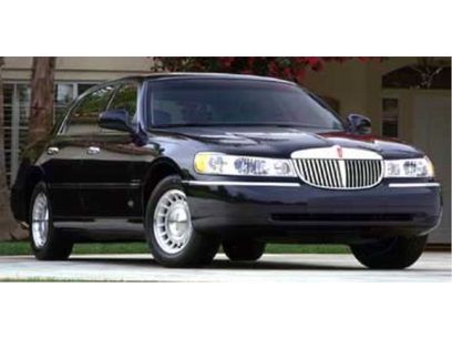 Used 2000 Lincoln Town Car Signature
