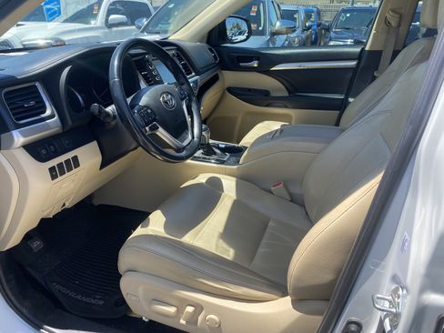Used 2019 Toyota Highlander XLE w/ Carpet Mat Package (TMS) FWD image 21