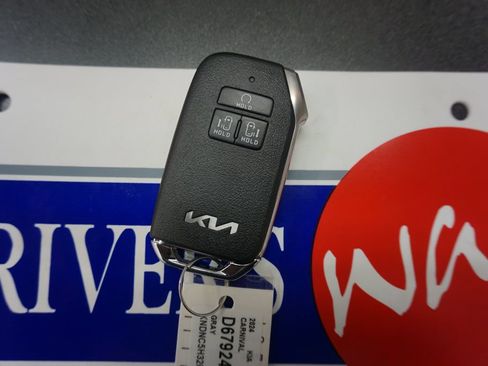 Used 2024 Kia Carnival EX FWD image 18