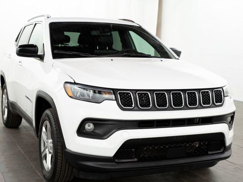 Used 2024 Jeep Compass Latitude AWD/4WD image 1