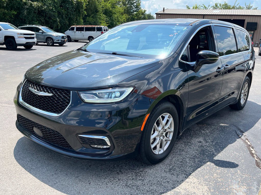 Used 2024 Chrysler Pacifica Touring FWD image 4