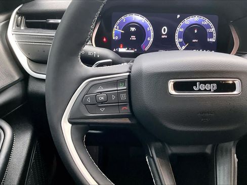 Used 2025 Jeep Grand Cherokee Altitude RWD image 23