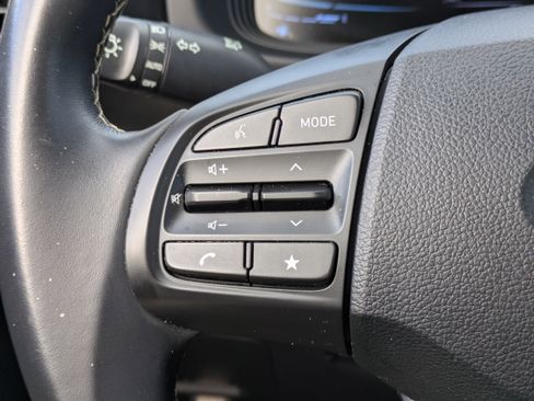 Used 2023 Hyundai Venue Limited image 21