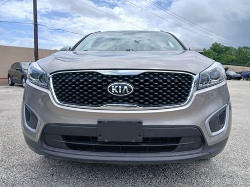 Used 2018 Kia Sorento FWD image 2