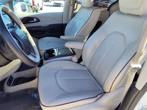Used 2017 Chrysler Pacifica Limited image 14