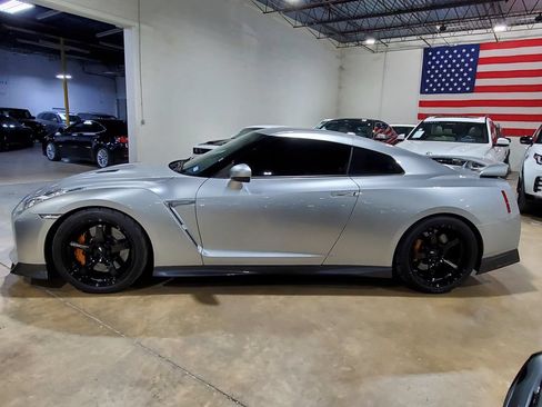 Used 2017 Nissan GT-R Premium AWD/4WD image 13