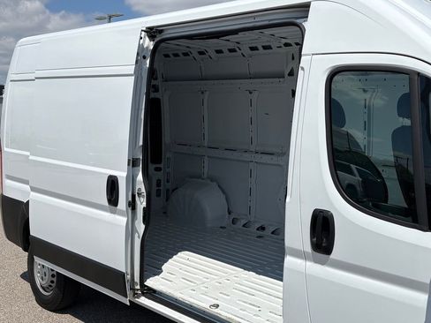 Used 2025 RAM ProMaster 2500 w/ Convenience Group FWD image 9