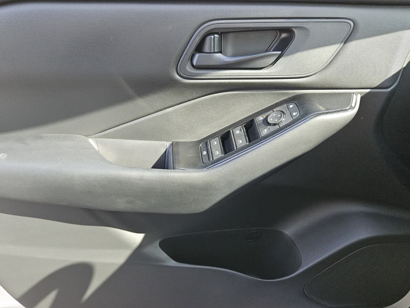 Used 2025 Nissan Rogue S FWD image 16