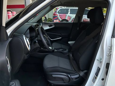Used 2025 Kia Soul LX w/ LX Technology Package FWD image 10