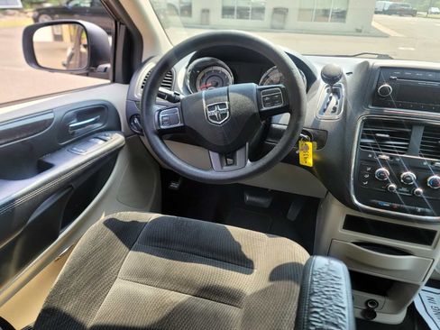 Used 2017 Dodge Grand Caravan SE FWD image 10