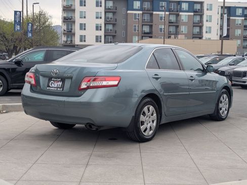 Used 2010 Toyota Camry SE image 3