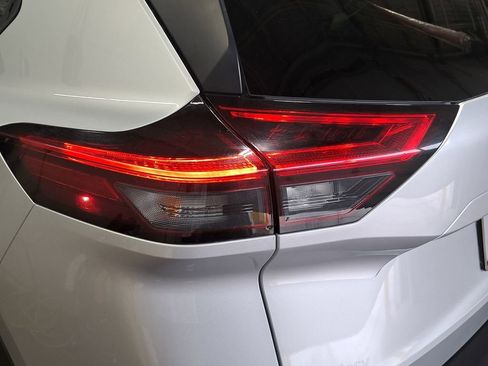 Used 2023 Nissan Rogue SV image 34