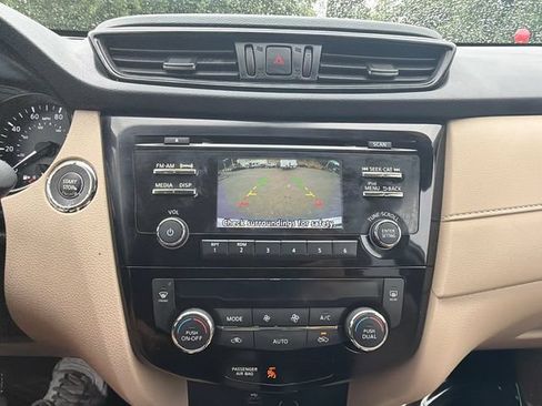 Used 2017 Nissan Rogue SV FWD image 32