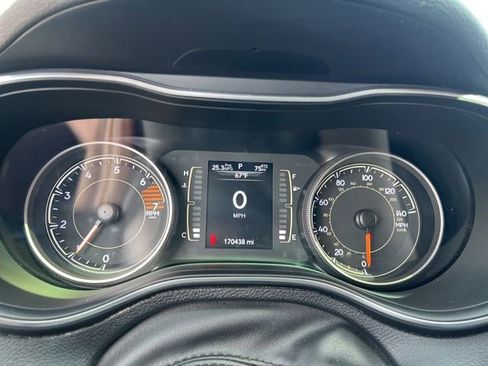 Used 2019 Jeep Cherokee Latitude Plus w/ Comfort/Convenience Group FWD image 11