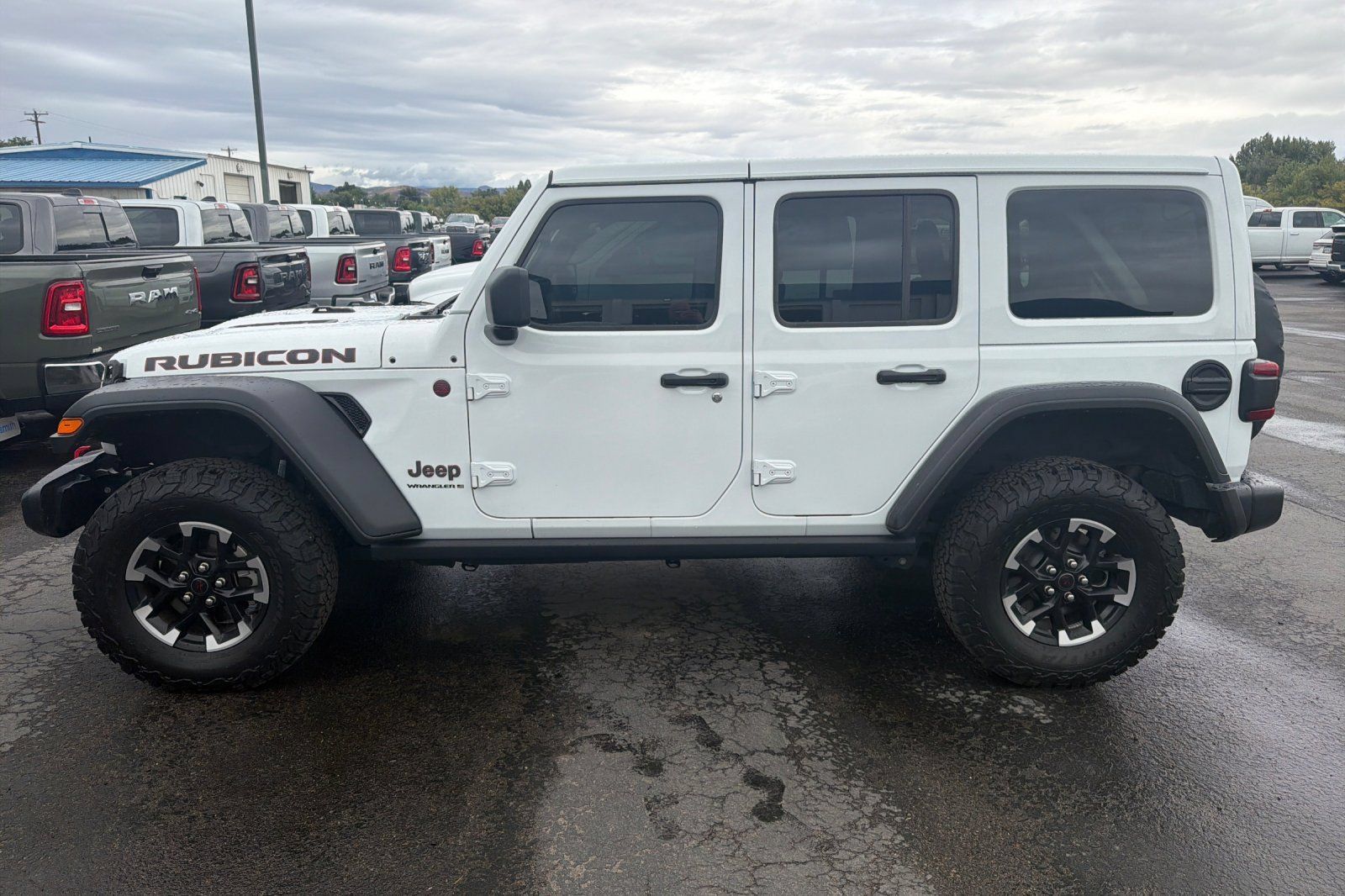 Used 2025 Jeep Wrangler Unlimited Rubicon w/ Convenience Group AWD/4WD image 3